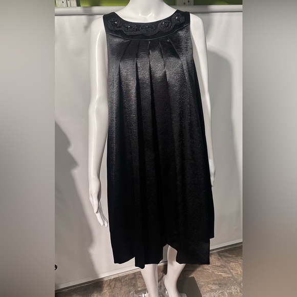 Elegant Black Sleeveless Dress - Picture 1 of 7